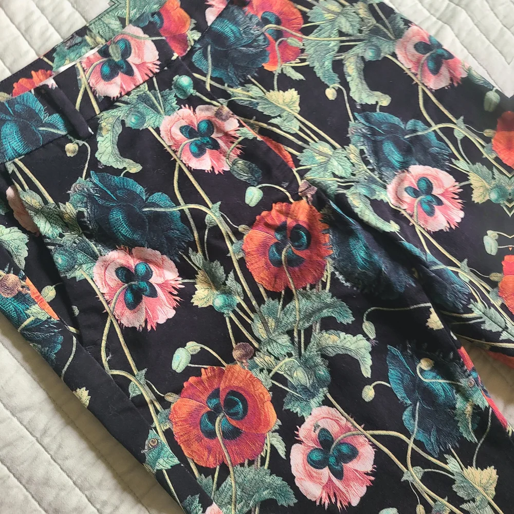 Poppy Print Women's Tailored Capri - Picture 2 of 7